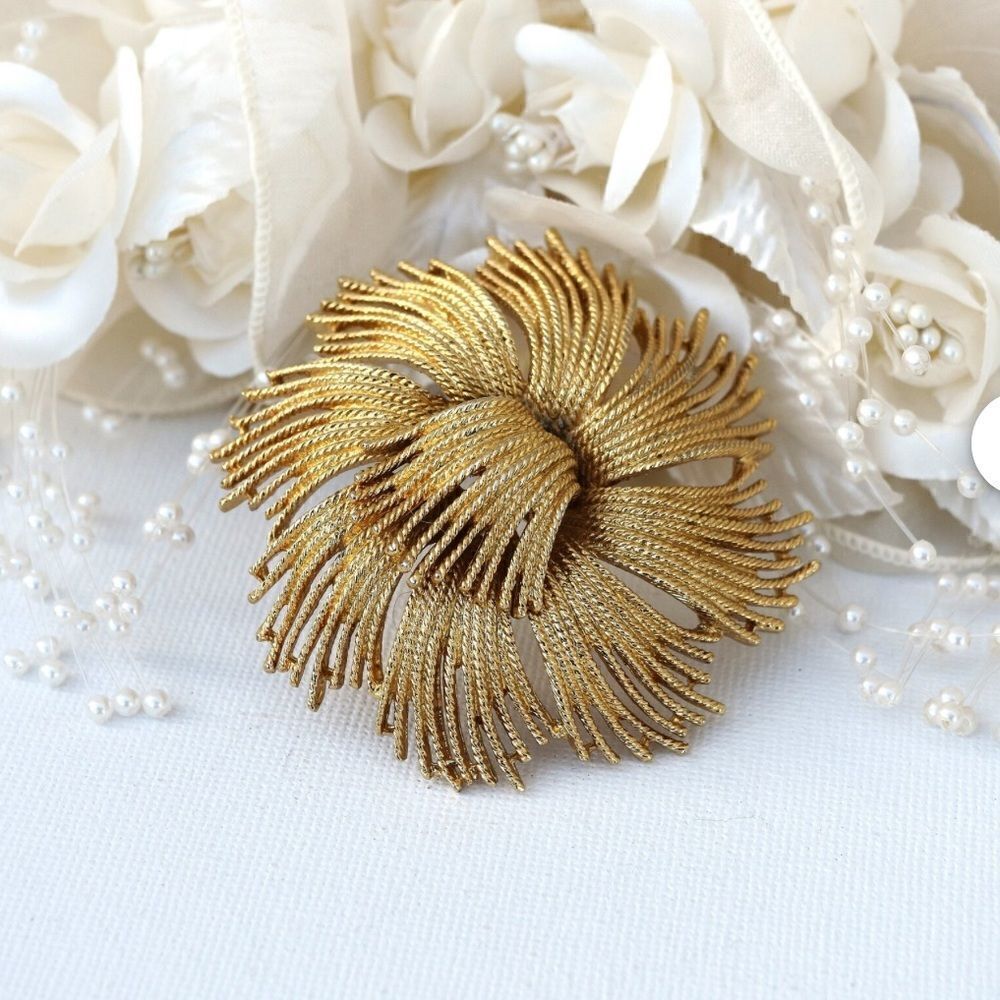 Vintage Monet Cordelia‎ GoldTone Metal Flower Pin Brooch